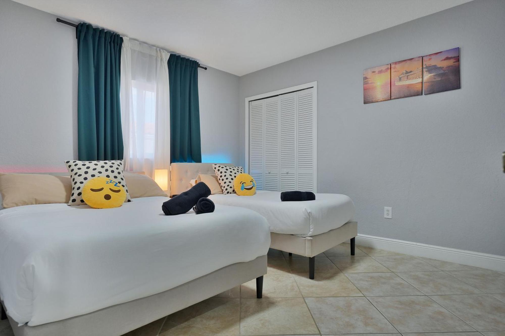 Vacay Spot Gables 4 To 23 Guest Gameroom 2 Kitchens 2 Bbq, 2 Bar, Backyard, Patio, Prime Loc! 6 Blocks Away From Bars, Nite Clubs, Res, Shops Hébergement de vacances *