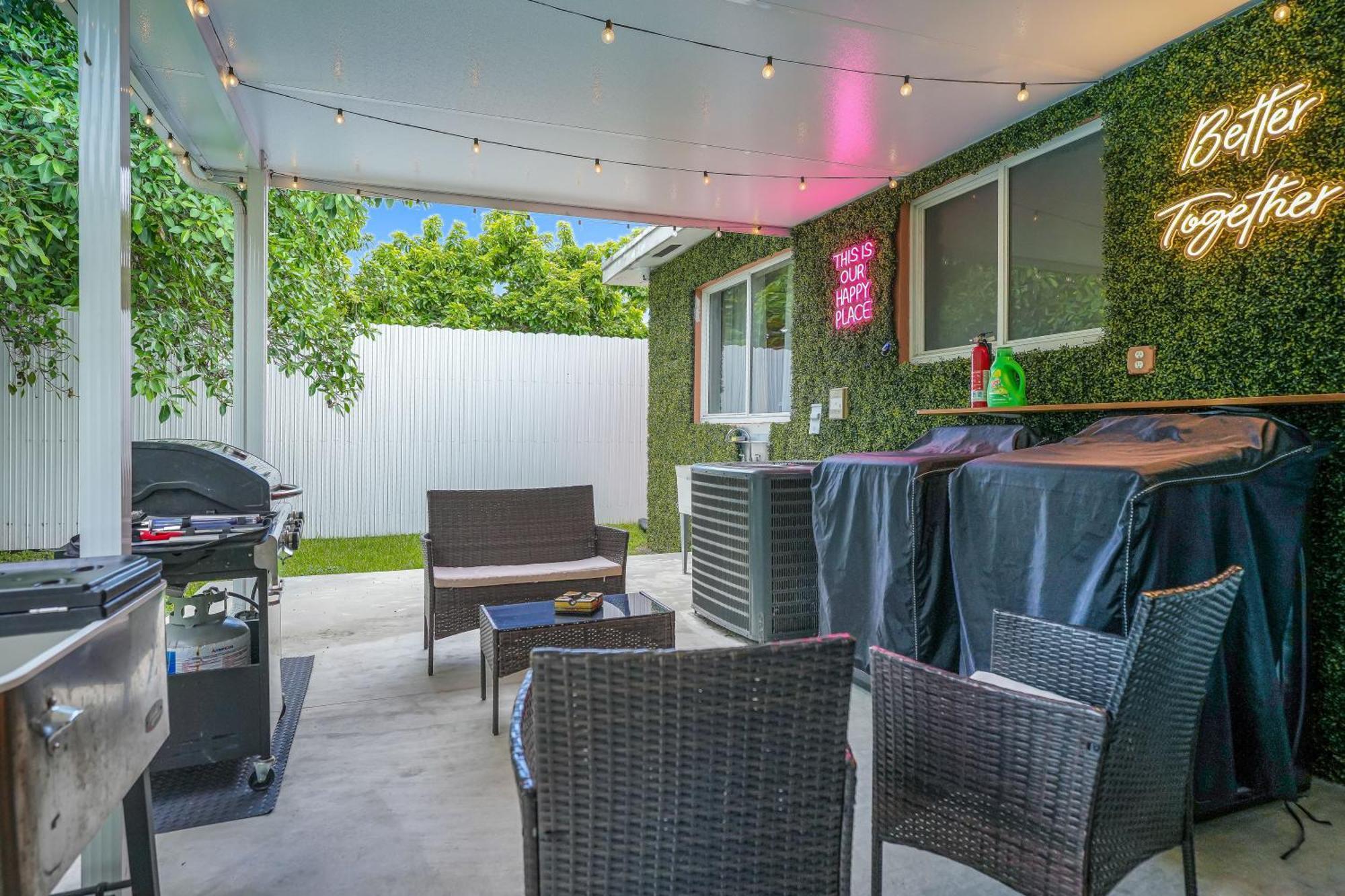 Vacay Spot Gables 4 To 23 Guest Gameroom 2 Kitchens 2 Bbq, 2 Bar, Backyard, Patio, Prime Loc! 6 Blocks Away From Bars, Nite Clubs, Res, Shops Hébergement de vacances
