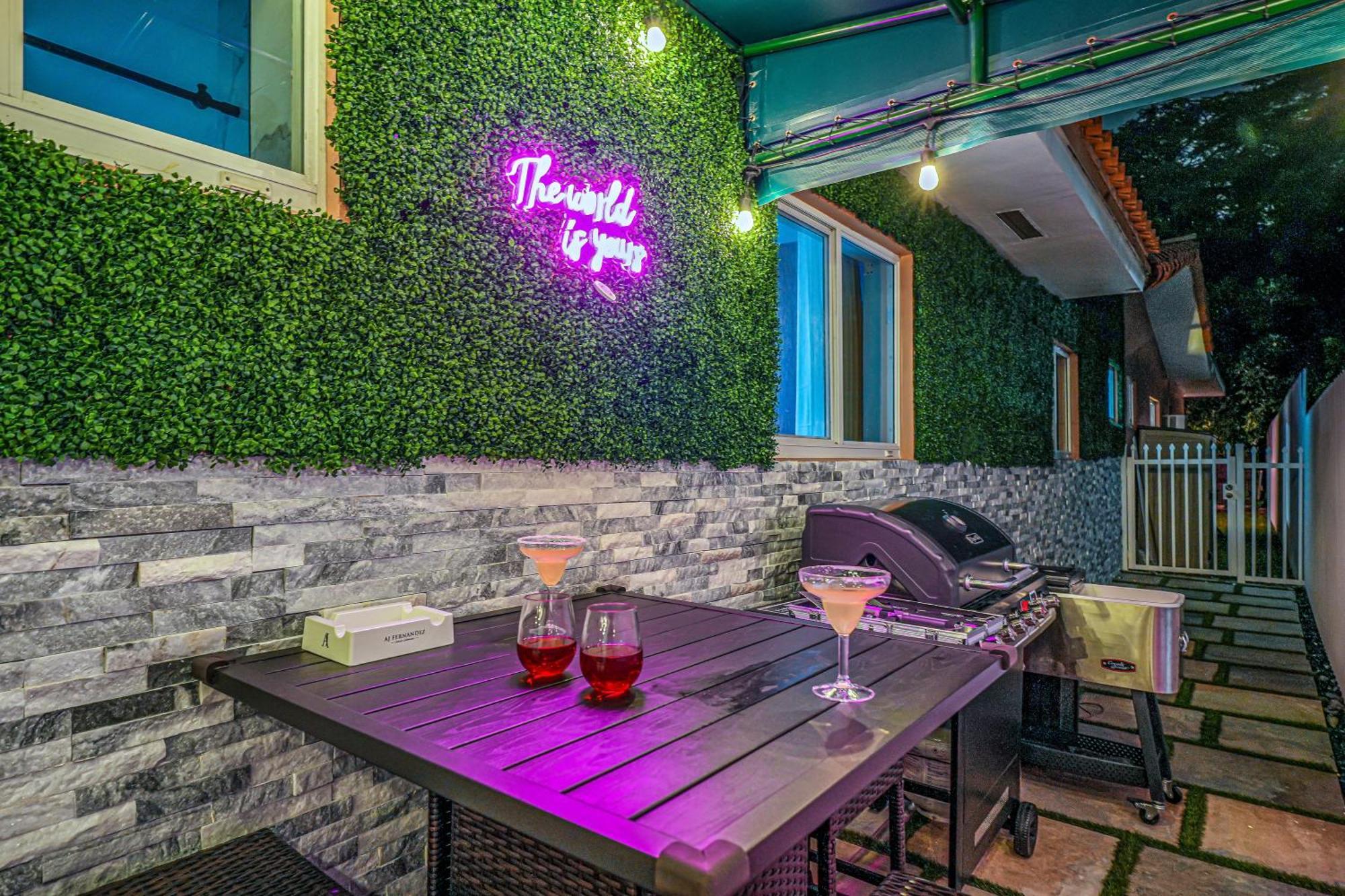 Vacay Spot Gables 4 To 23 Guest Gameroom 2 Kitchens 2 Bbq, 2 Bar, Backyard, Patio, Prime Loc! 6 Blocks Away From Bars, Nite Clubs, Res, Shops Hébergement de vacances *