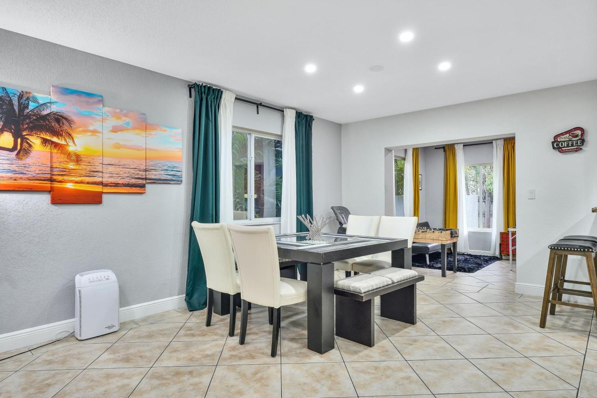 Hébergement de vacances Vacay Spot Gables 4 To 23 Guest Gameroom 2 Kitchens 2 Bbq, 2 Bar, Backyard, Patio, Prime Loc! 6 Blocks Away From Bars, Nite Clubs, Res, Shops