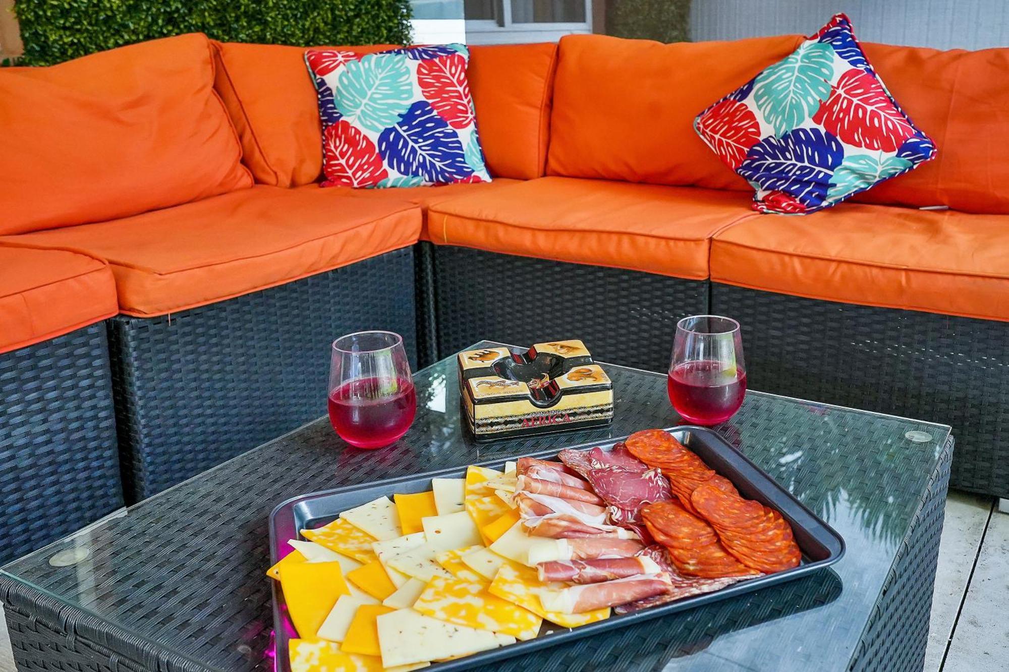Vacay Spot Gables 4 To 23 Guest Gameroom 2 Kitchens 2 Bbq, 2 Bar, Backyard, Patio, Prime Loc! 6 Blocks Away From Bars, Nite Clubs, Res, Shops Hébergement de vacances