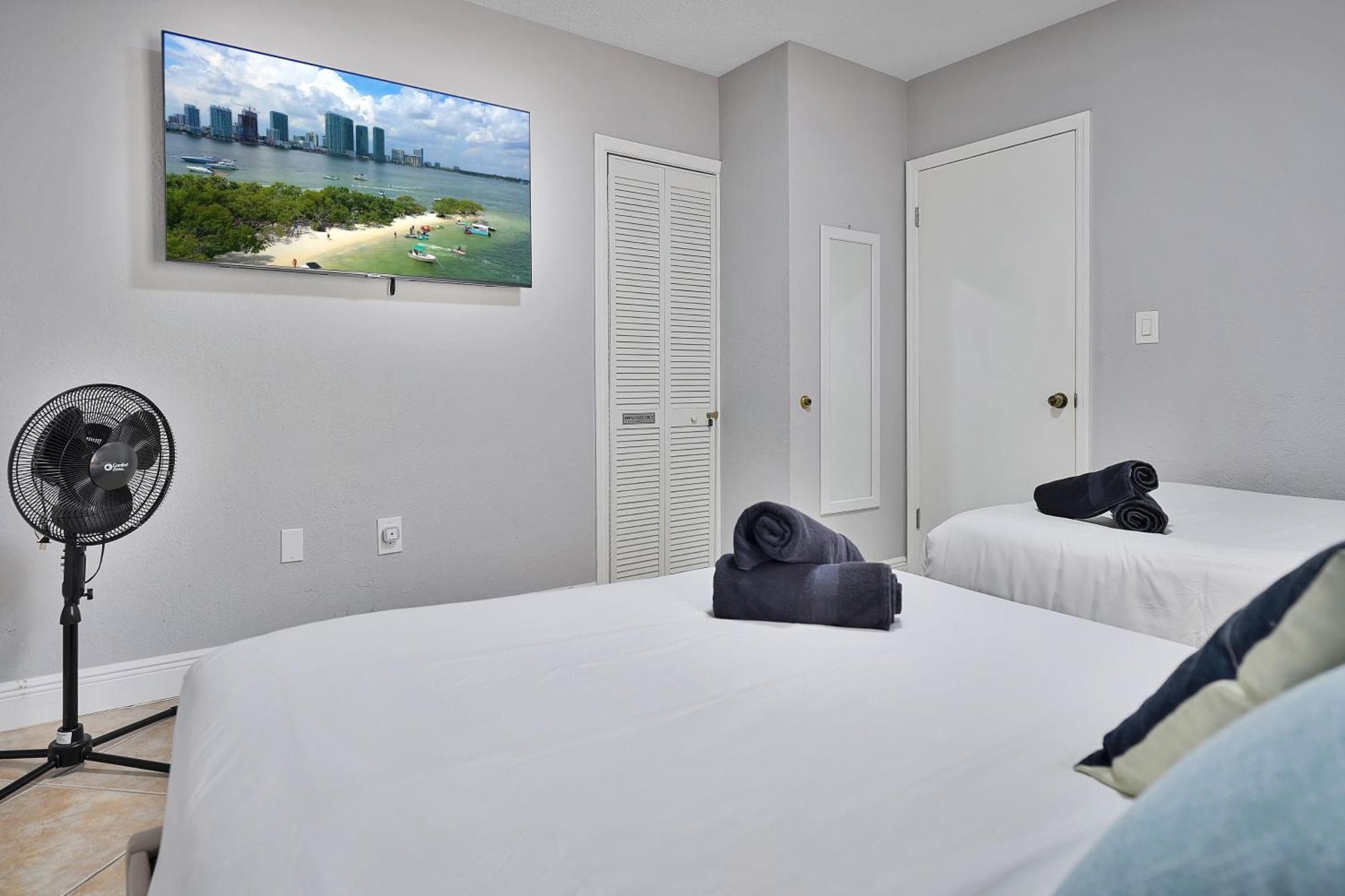 Vacay Spot Gables 4 To 23 Guest Gameroom 2 Kitchens 2 Bbq, 2 Bar, Backyard, Patio, Prime Loc! 6 Blocks Away From Bars, Nite Clubs, Res, Shops Hébergement de vacances Miami