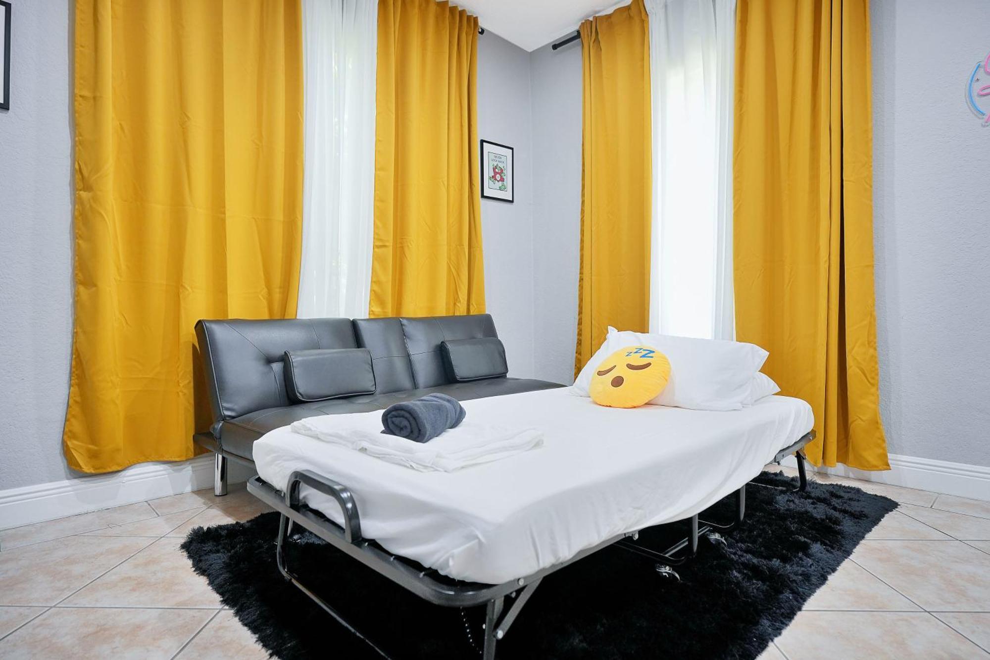 Vacay Spot Gables 4 To 23 Guest Gameroom 2 Kitchens 2 Bbq, 2 Bar, Backyard, Patio, Prime Loc! 6 Blocks Away From Bars, Nite Clubs, Res, Shops Hébergement de vacances