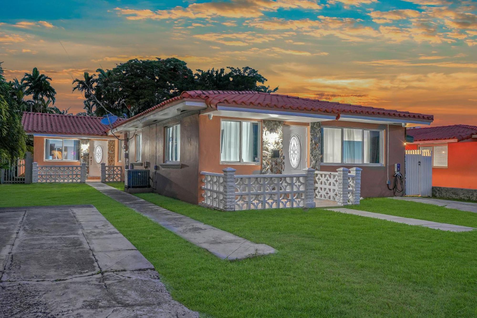 Hébergement de vacances Vacay Spot Gables 4 To 23 Guest Gameroom 2 Kitchens 2 Bbq, 2 Bar, Backyard, Patio, Prime Loc! 6 Blocks Away From Bars, Nite Clubs, Res, Shops *