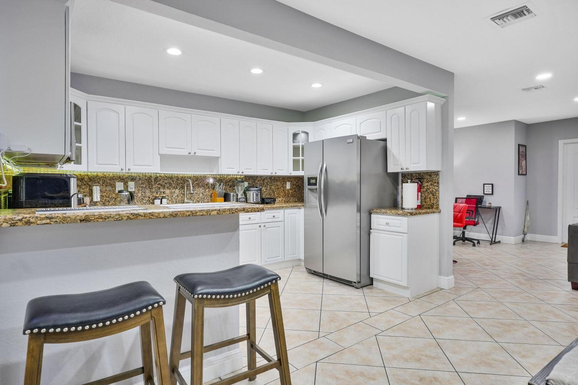 Hébergement de vacances Vacay Spot Gables 4 To 23 Guest Gameroom 2 Kitchens 2 Bbq, 2 Bar, Backyard, Patio, Prime Loc! 6 Blocks Away From Bars, Nite Clubs, Res, Shops