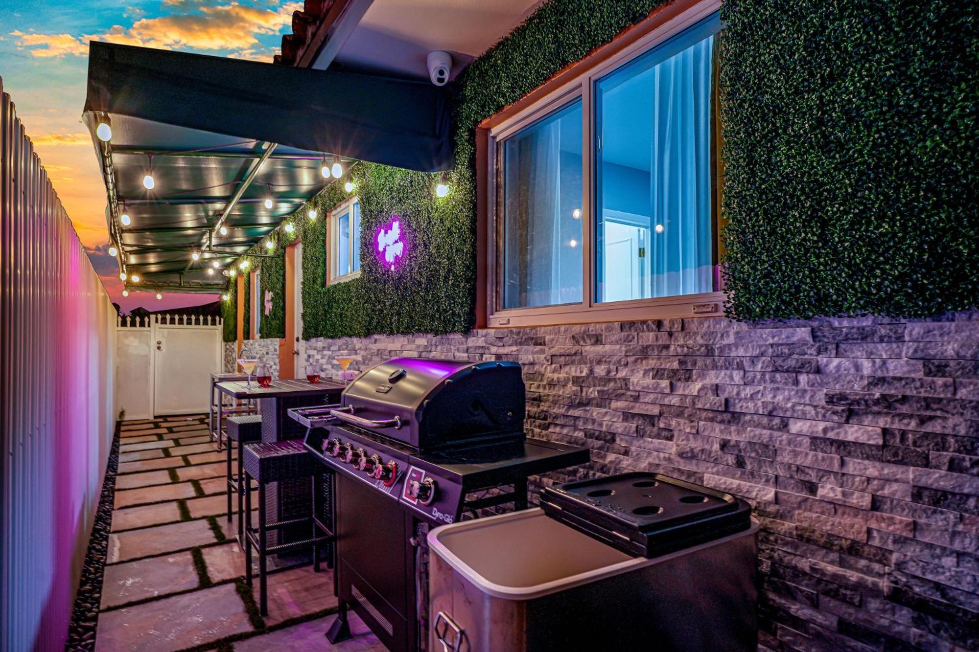 Hébergement de vacances Vacay Spot Gables 4 To 23 Guest Gameroom 2 Kitchens 2 Bbq, 2 Bar, Backyard, Patio, Prime Loc! 6 Blocks Away From Bars, Nite Clubs, Res, Shops *