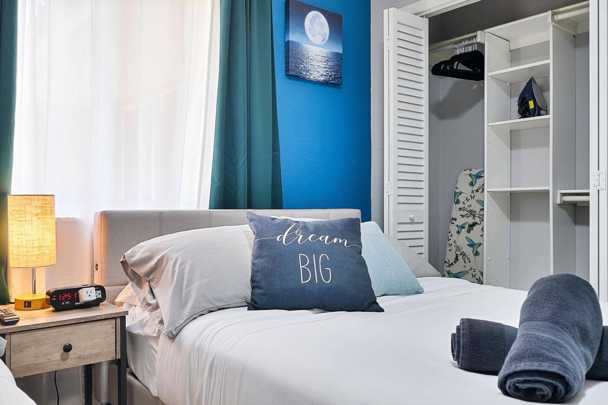 Hébergement de vacances Vacay Spot Gables 4 To 23 Guest Gameroom 2 Kitchens 2 Bbq, 2 Bar, Backyard, Patio, Prime Loc! 6 Blocks Away From Bars, Nite Clubs, Res, Shops