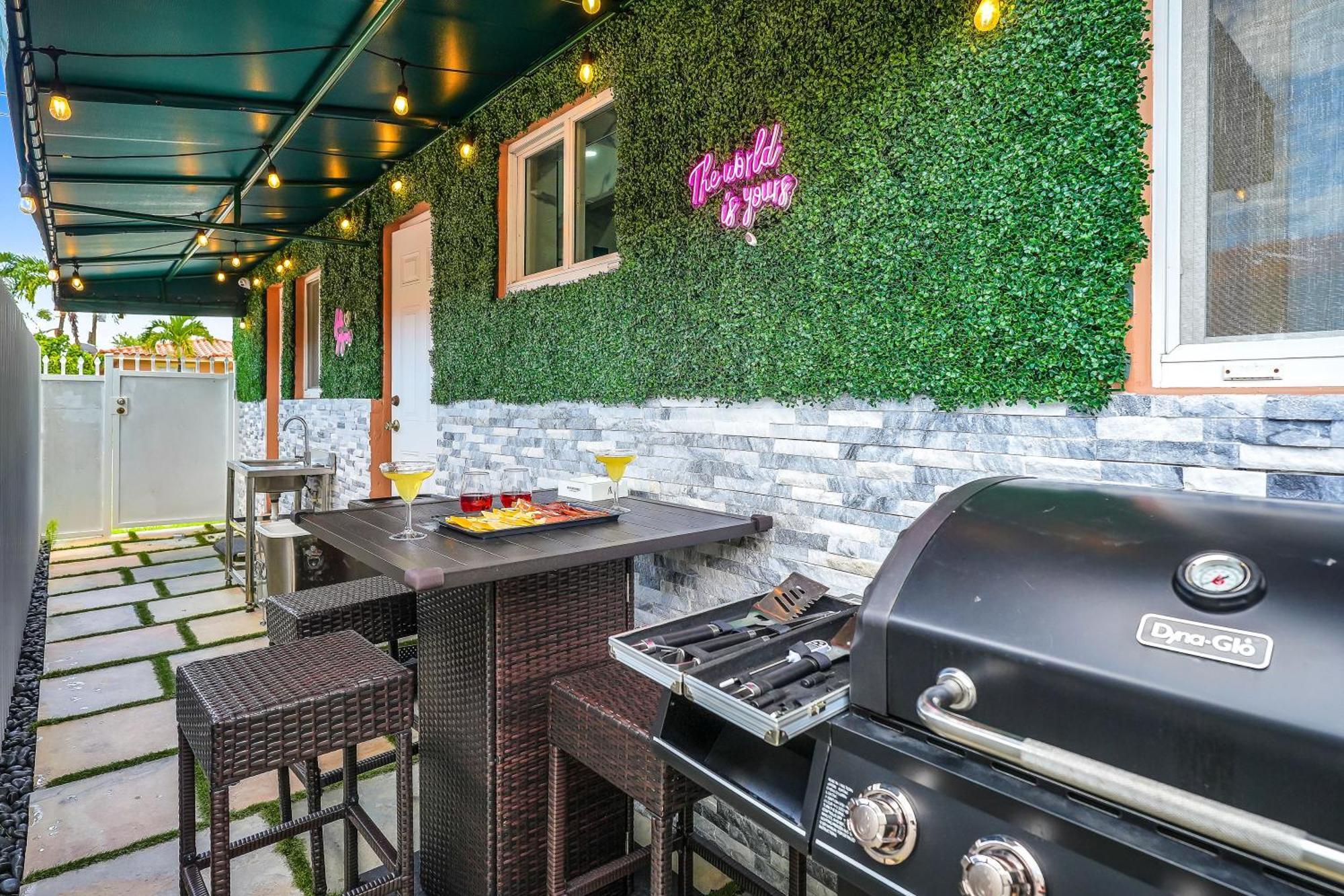 Hébergement de vacances Vacay Spot Gables 4 To 23 Guest Gameroom 2 Kitchens 2 Bbq, 2 Bar, Backyard, Patio, Prime Loc! 6 Blocks Away From Bars, Nite Clubs, Res, Shops *