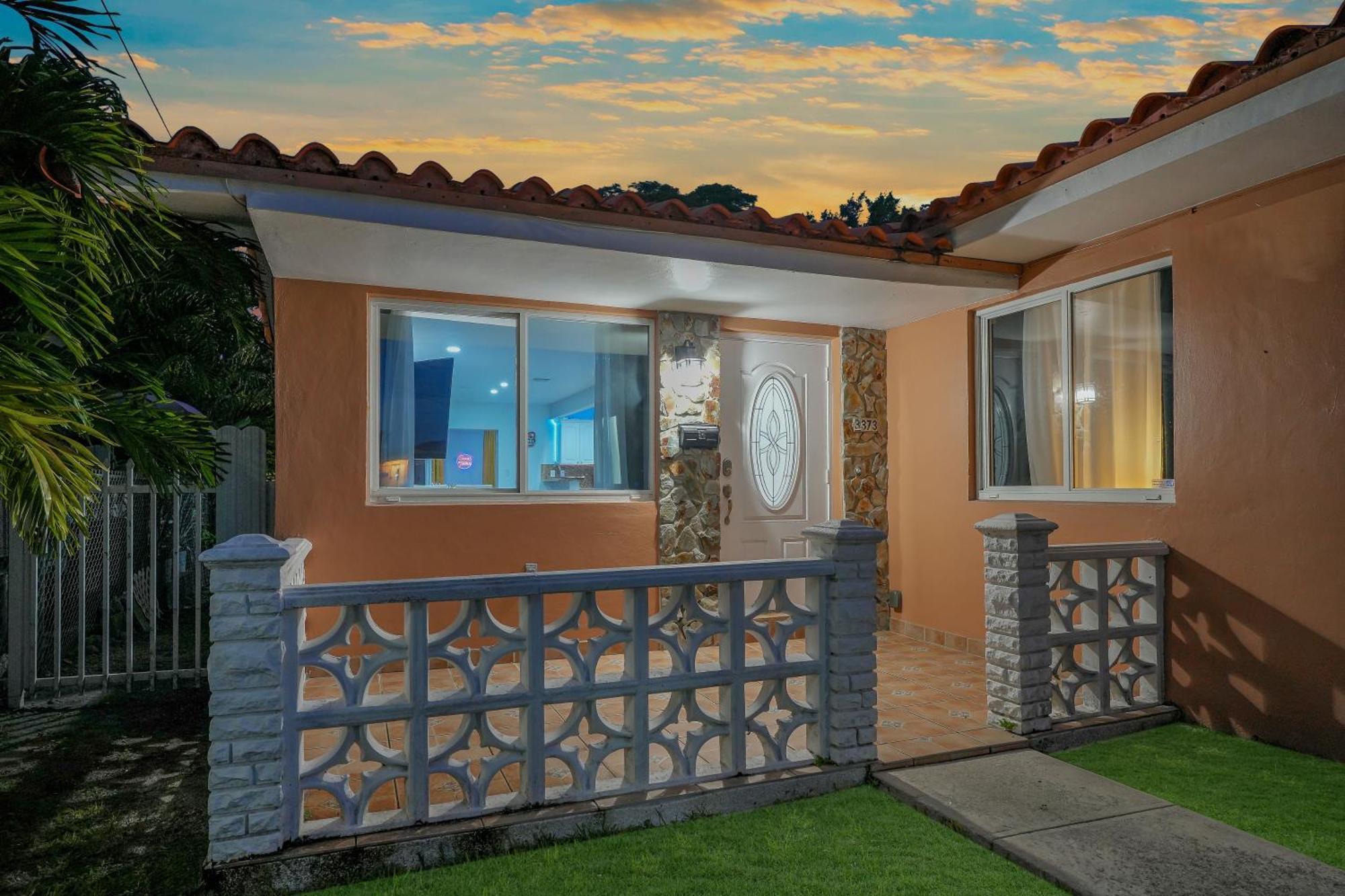Vacay Spot Gables 4 To 23 Guest Gameroom 2 Kitchens 2 Bbq, 2 Bar, Backyard, Patio, Prime Loc! 6 Blocks Away From Bars, Nite Clubs, Res, Shops * Miami