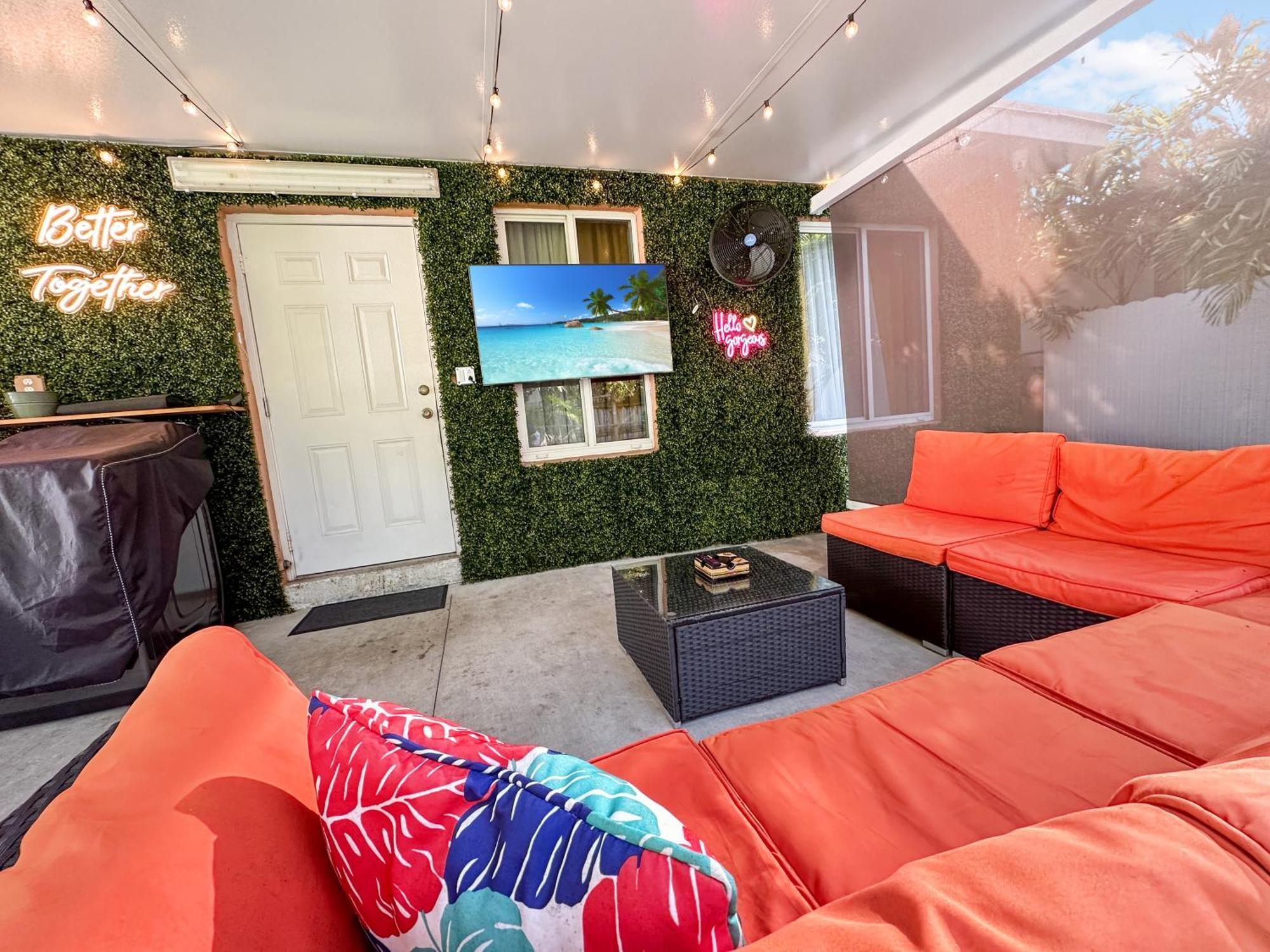 Vacay Spot Gables 4 To 23 Guest Gameroom 2 Kitchens 2 Bbq, 2 Bar, Backyard, Patio, Prime Loc! 6 Blocks Away From Bars, Nite Clubs, Res, Shops Hébergement de vacances *