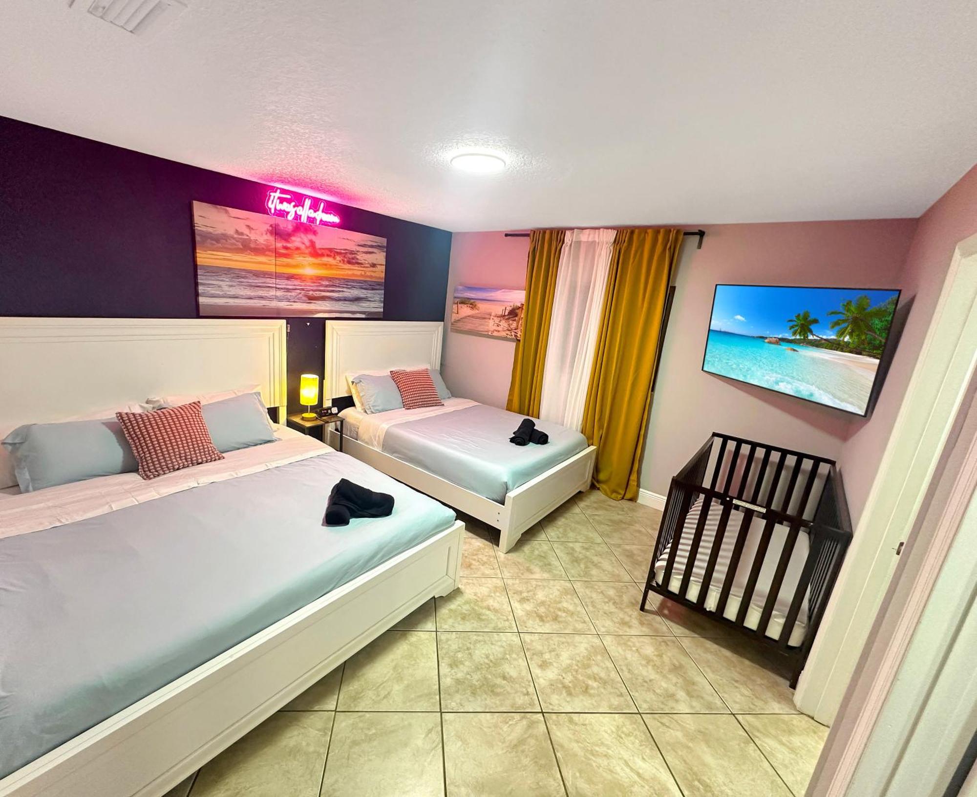 Vacay Spot Gables 4 To 23 Guest Gameroom 2 Kitchens 2 Bbq, 2 Bar, Backyard, Patio, Prime Loc! 6 Blocks Away From Bars, Nite Clubs, Res, Shops Hébergement de vacances Miami