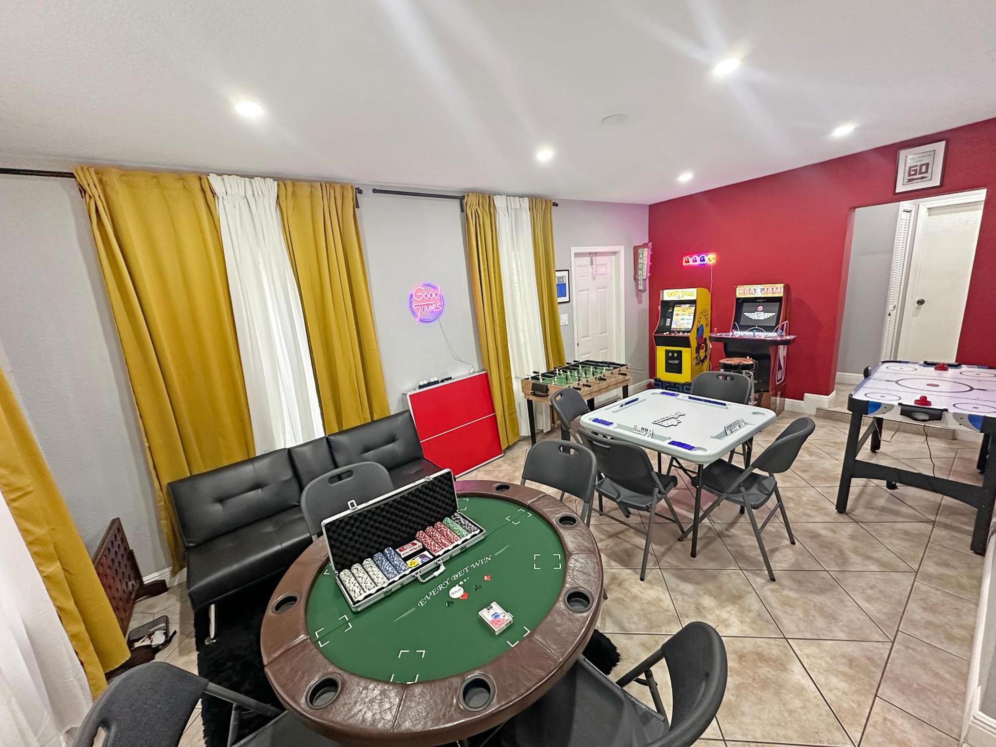 Vacay Spot Gables 4 To 23 Guest Gameroom 2 Kitchens 2 Bbq, 2 Bar, Backyard, Patio, Prime Loc! 6 Blocks Away From Bars, Nite Clubs, Res, Shops
